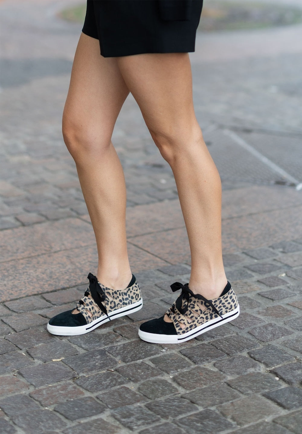 L'Amour De Pieds Kanav Lace-Up Sneaker